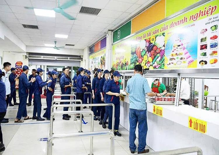 Phân chia suất ăn và phục vụ công nhân tại quầy line căng tin