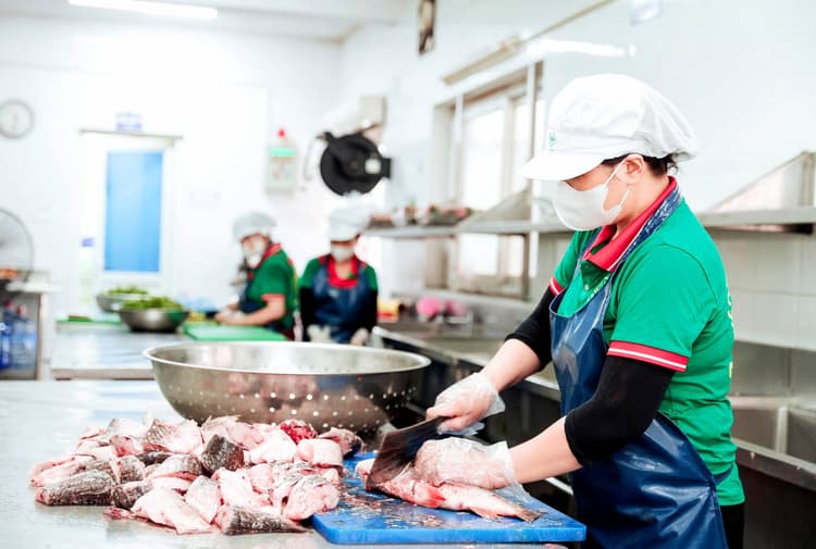 Sơ chế và chế biến nguyên liệu sạch theo quy trình bếp một chiều
